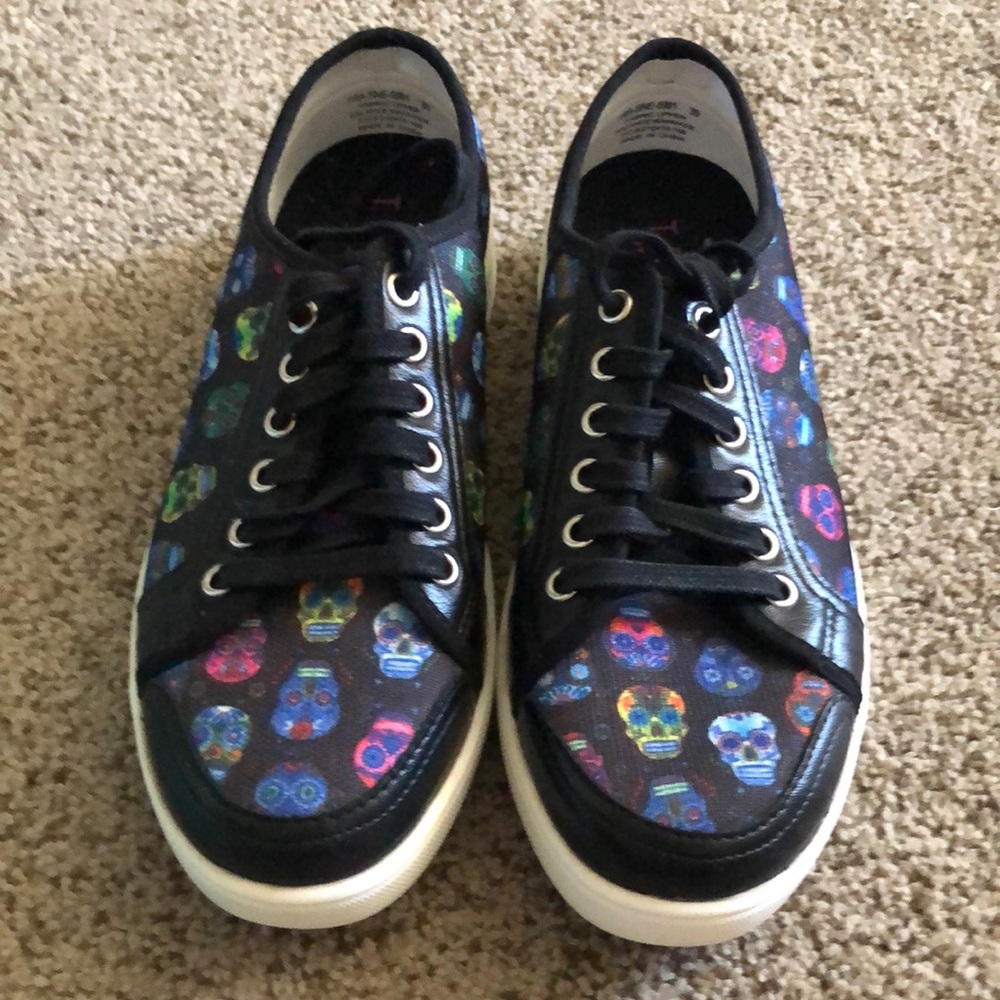 Traq by Algeria Sugar Skulls sneaker, size 9 (39)